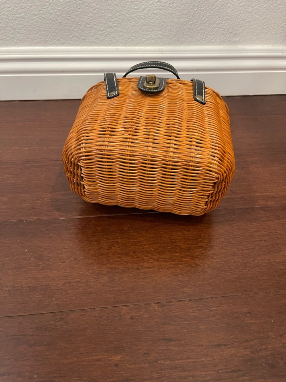 picnic style woven bag - Picture 2 of 7